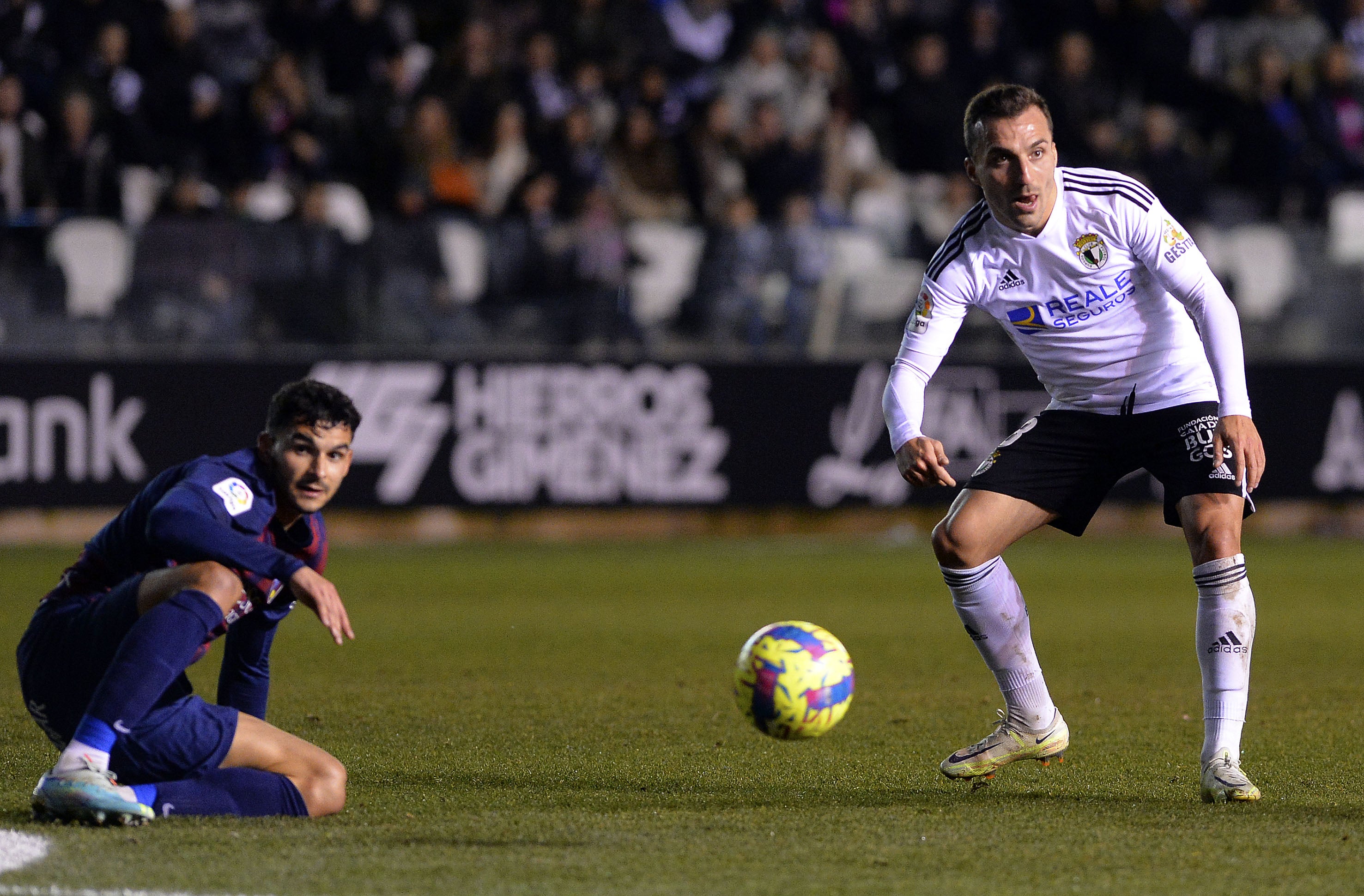 Fotos: Burgos CF y SD Huesca firman tablas para cerrar el 2022