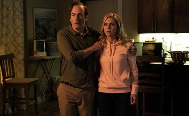 Bob Odenkirk y Rhea Seehorn en 'Better Call Saul'. 