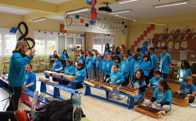 Los niños del CEIP Las Matillas celebran el concierto de Navidad. 