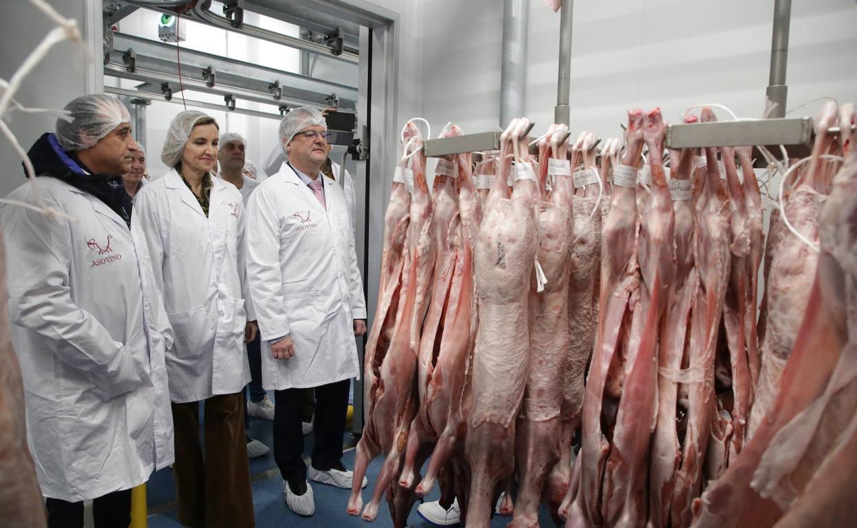 Dueñas durante su visita a una sala de despiece en Zamora. 