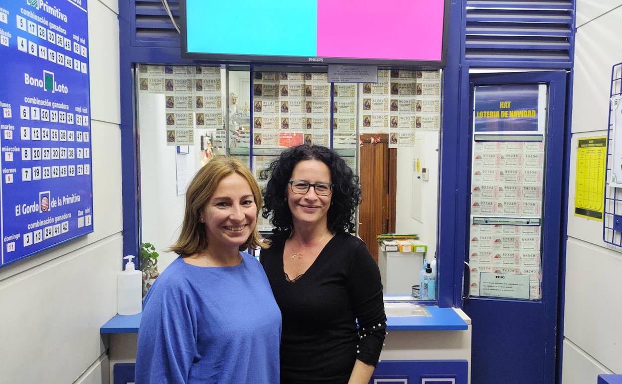 Patricia Cáceres Sañudo, cuarta generación de una familia de mujeres loteras burgalesas, junto a su compañera Patricia Arribas en la nonagenaria adminsitración de la calle Santander