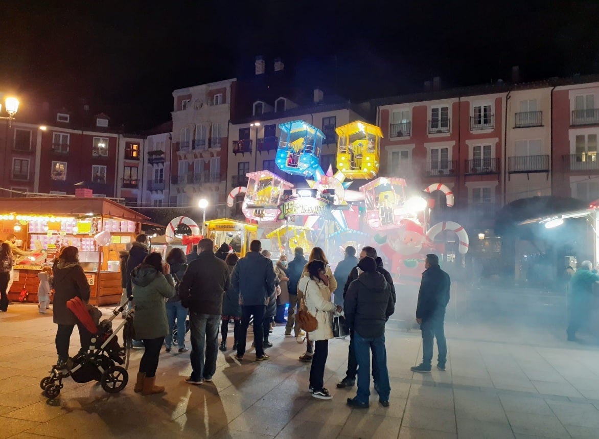 Las calles se llenan de gente en Navidad.