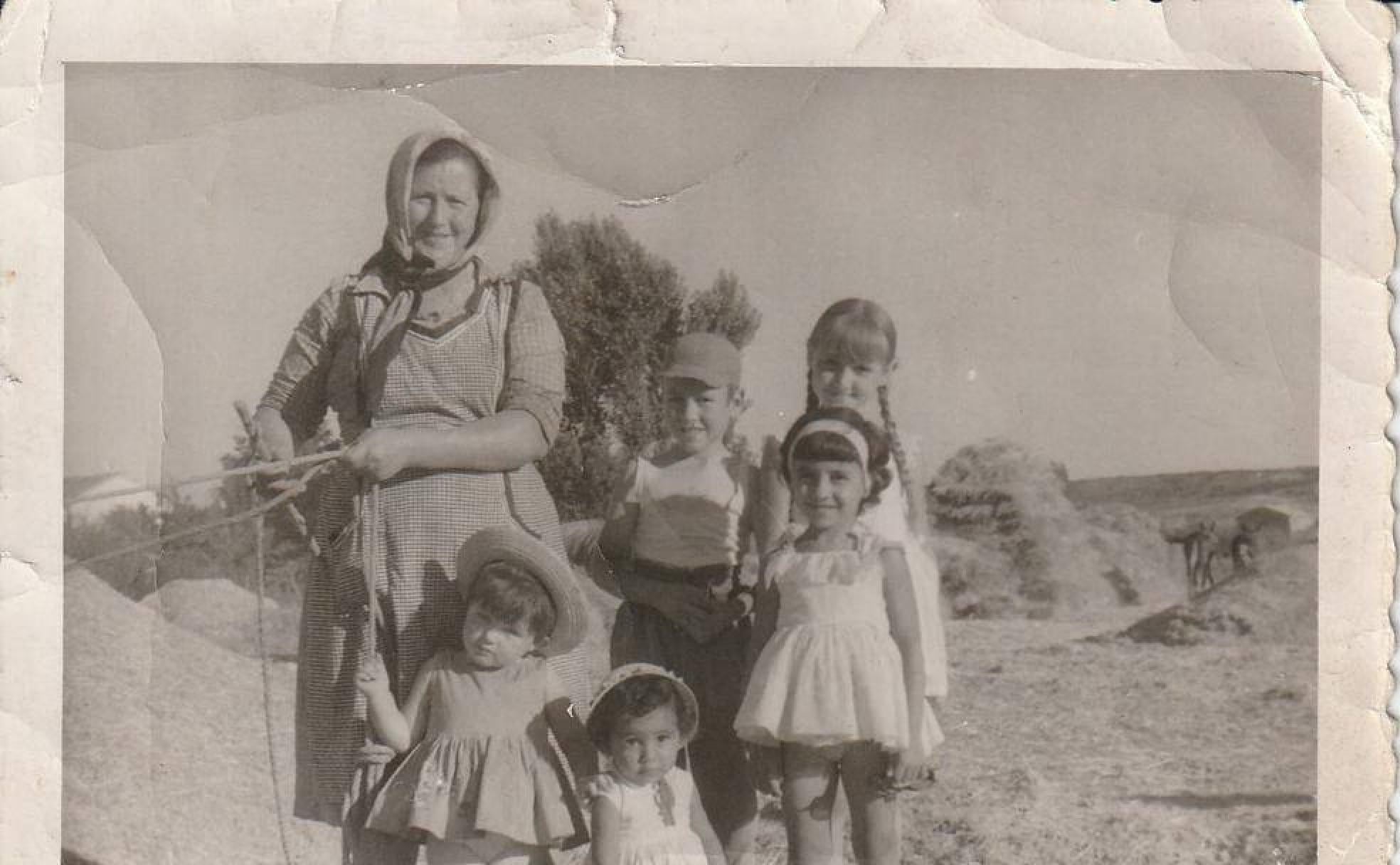 A través de fotografías antiguas de los vecinos, Fresnillo de las Dueñas ha recabado un archivo visual histórico.