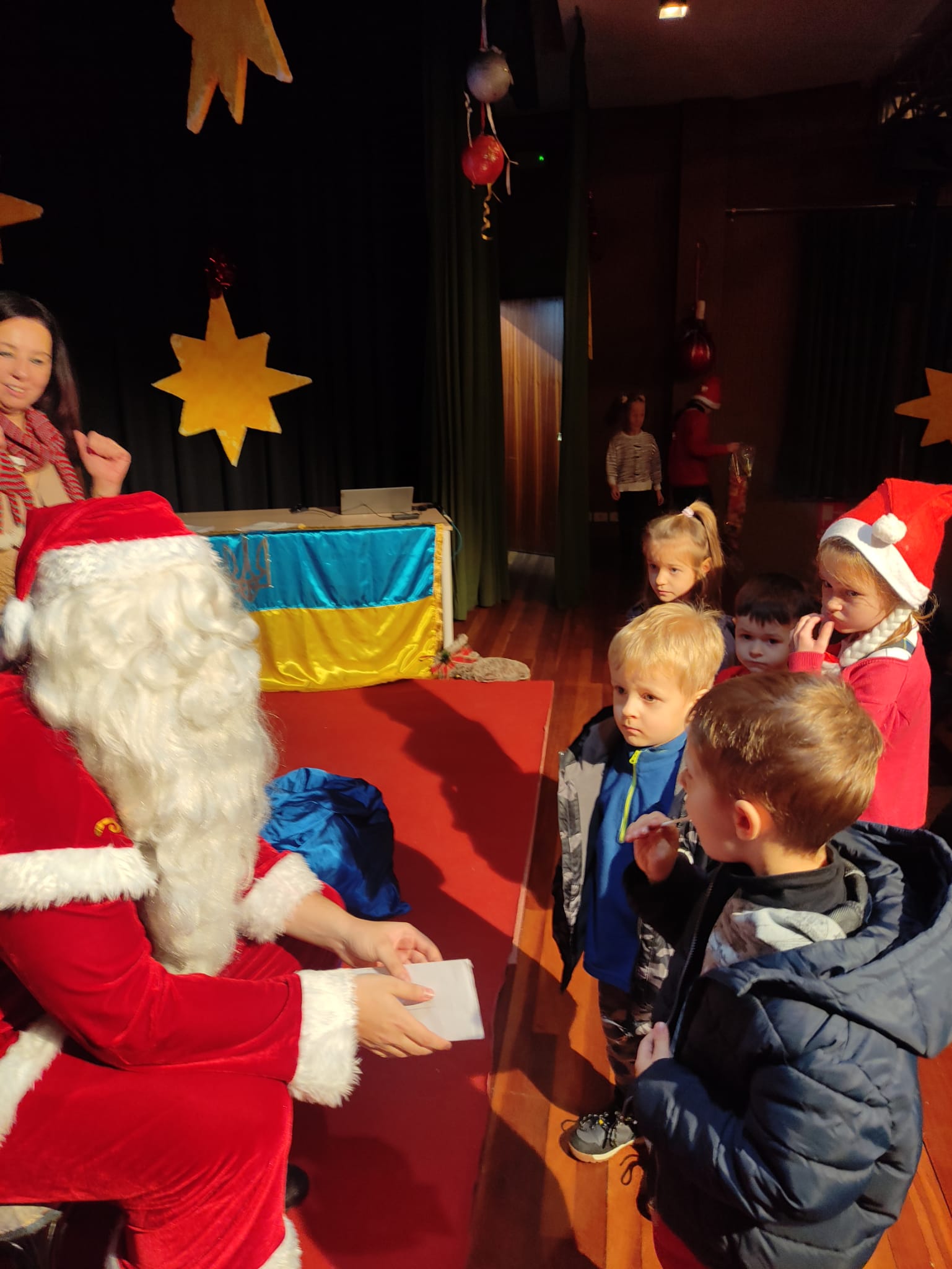 Fotos: Papá Noel visita a los niños ucranianos en Burgos