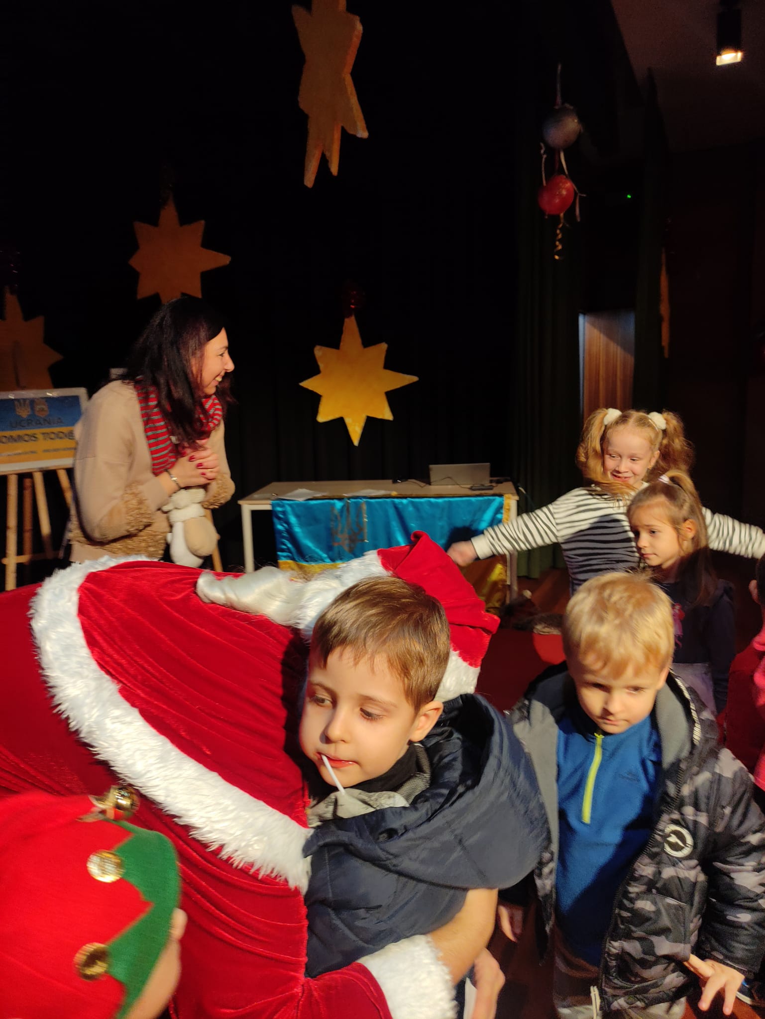 Fotos: Papá Noel visita a los niños ucranianos en Burgos