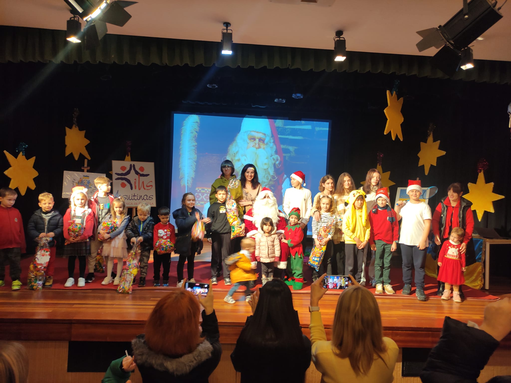 Fotos: Papá Noel visita a los niños ucranianos en Burgos