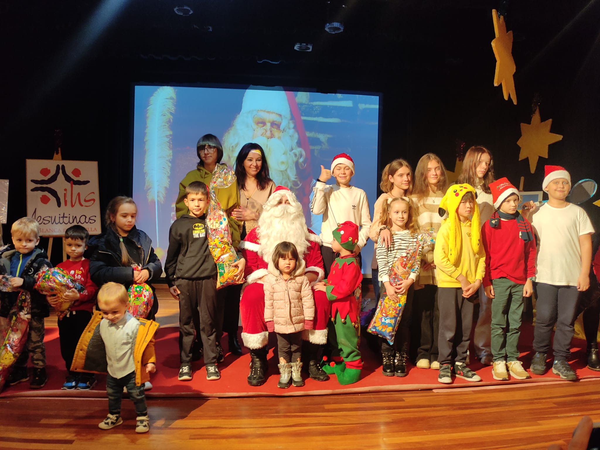 Fotos: Papá Noel visita a los niños ucranianos en Burgos