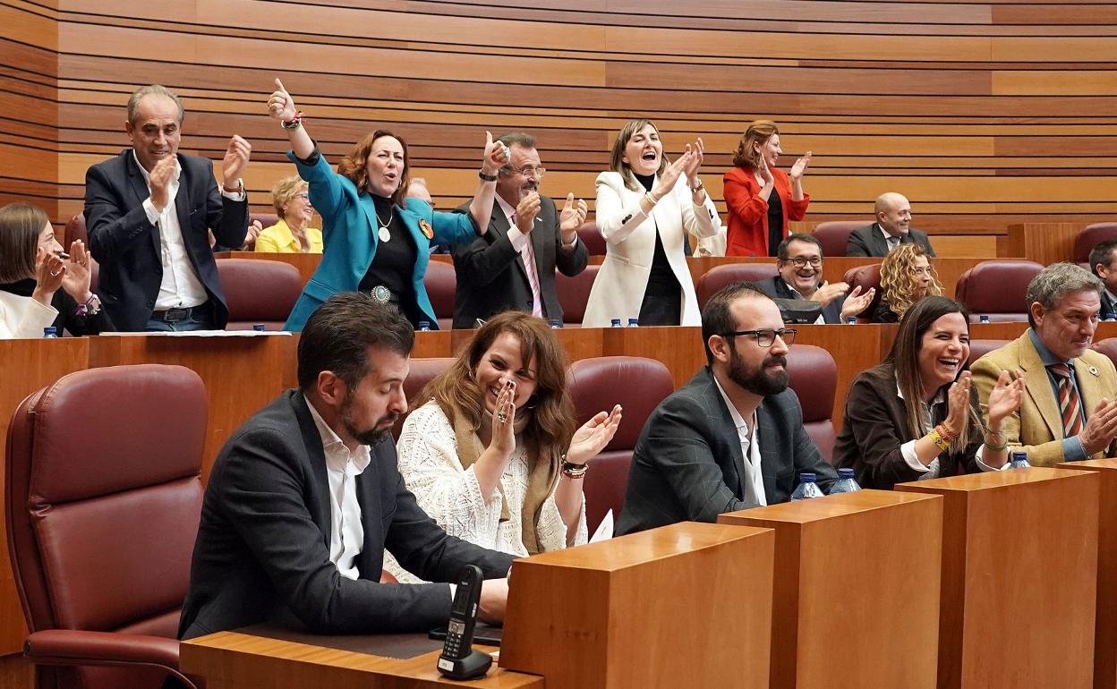 Procuradores del PSOE celebraron el error del PP y Vox en las votaciones del pleno de la semana pasada. 