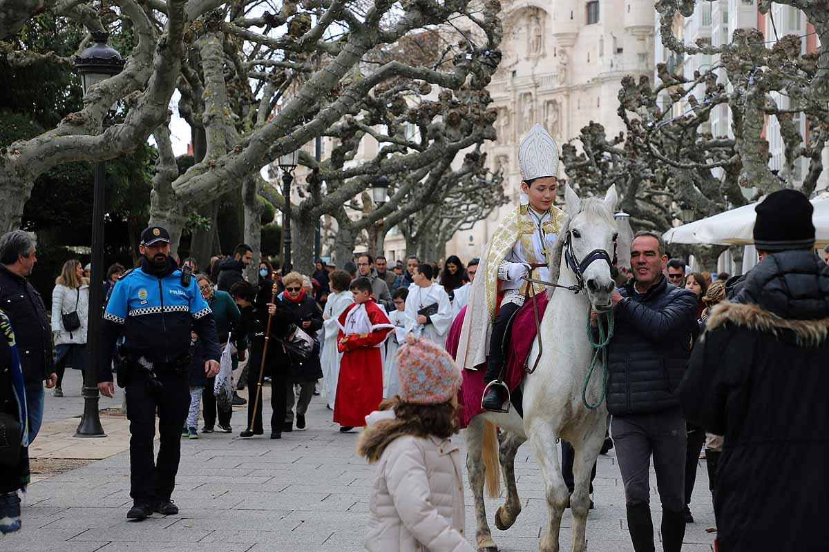 Jorge Hernández Miguel, el Obispillo de 2022, ha recorrido el centro de Burgos a lomos de un caballo. El Obispillo reivindica la mirada «inocente de los niños» como forma de evitar conflictos. 