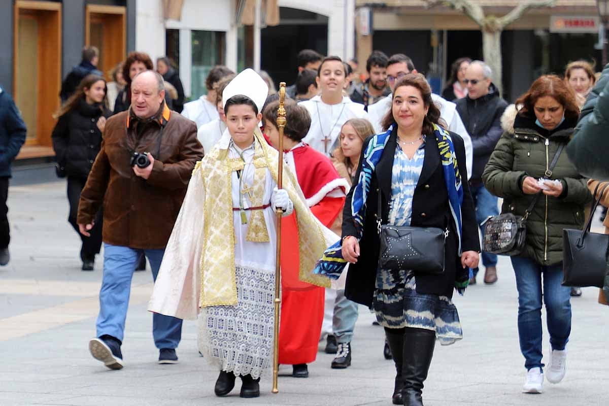 Jorge Hernández Miguel, el Obispillo de 2022, ha recorrido el centro de Burgos a lomos de un caballo. El Obispillo reivindica la mirada «inocente de los niños» como forma de evitar conflictos. 