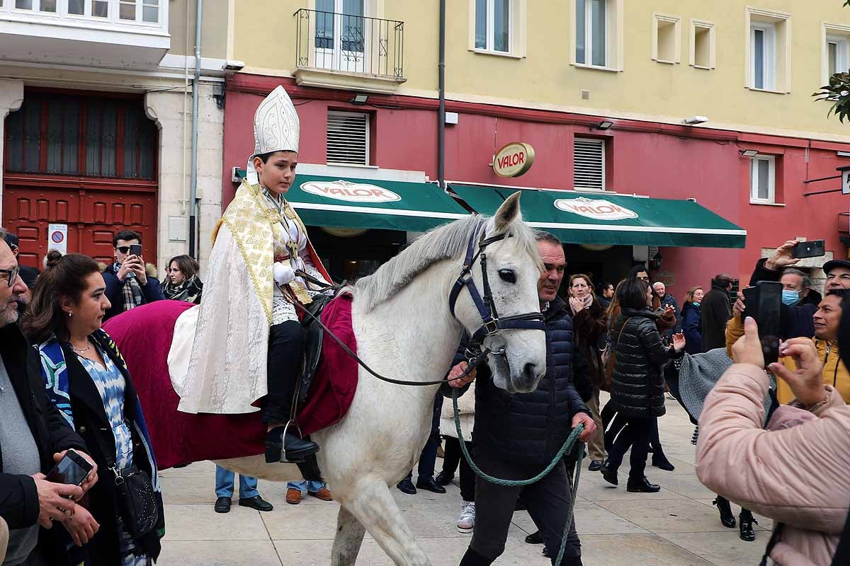 Jorge Hernández Miguel, el Obispillo de 2022, ha recorrido el centro de Burgos a lomos de un caballo. El Obispillo reivindica la mirada «inocente de los niños» como forma de evitar conflictos. 