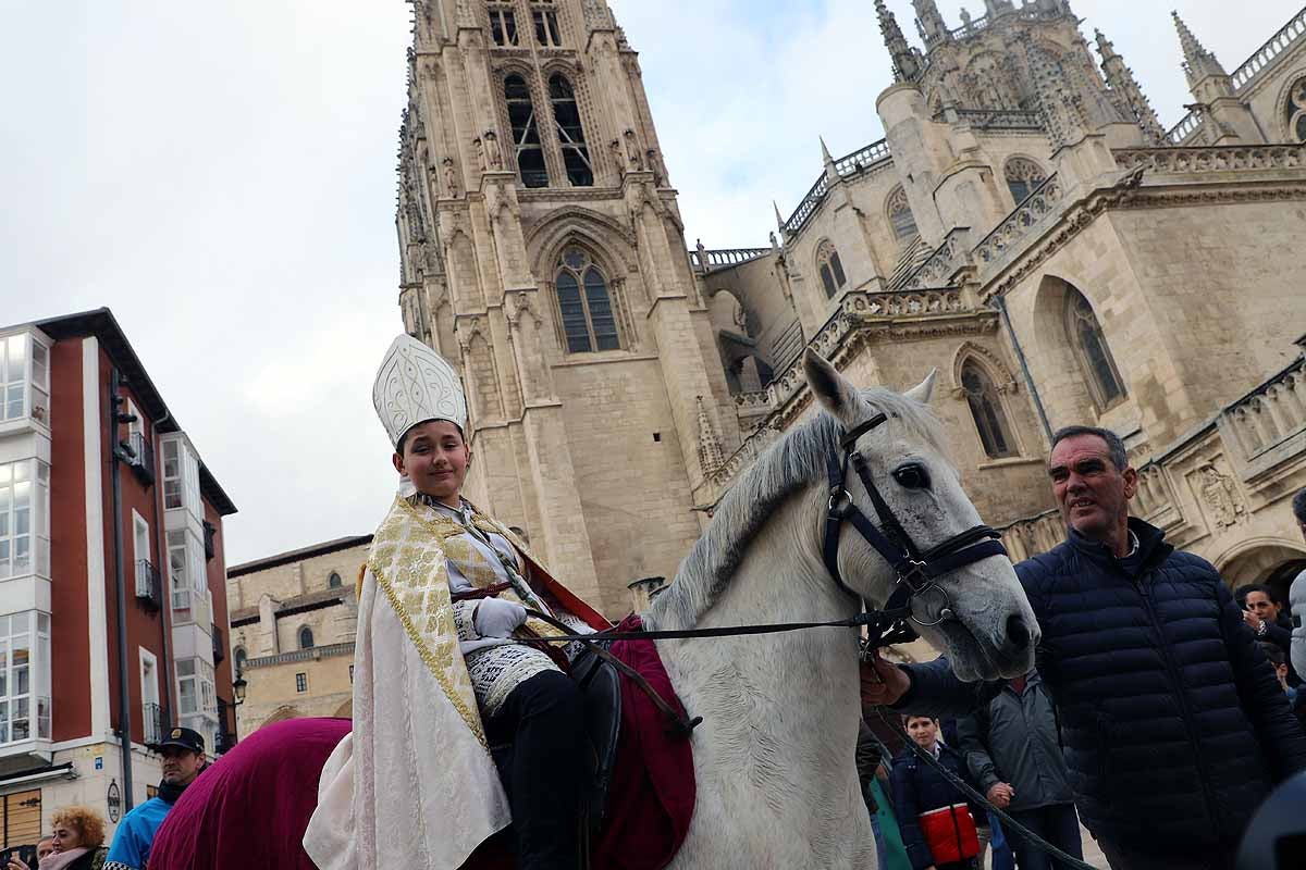 Jorge Hernández Miguel, el Obispillo de 2022, ha recorrido el centro de Burgos a lomos de un caballo. El Obispillo reivindica la mirada «inocente de los niños» como forma de evitar conflictos. 