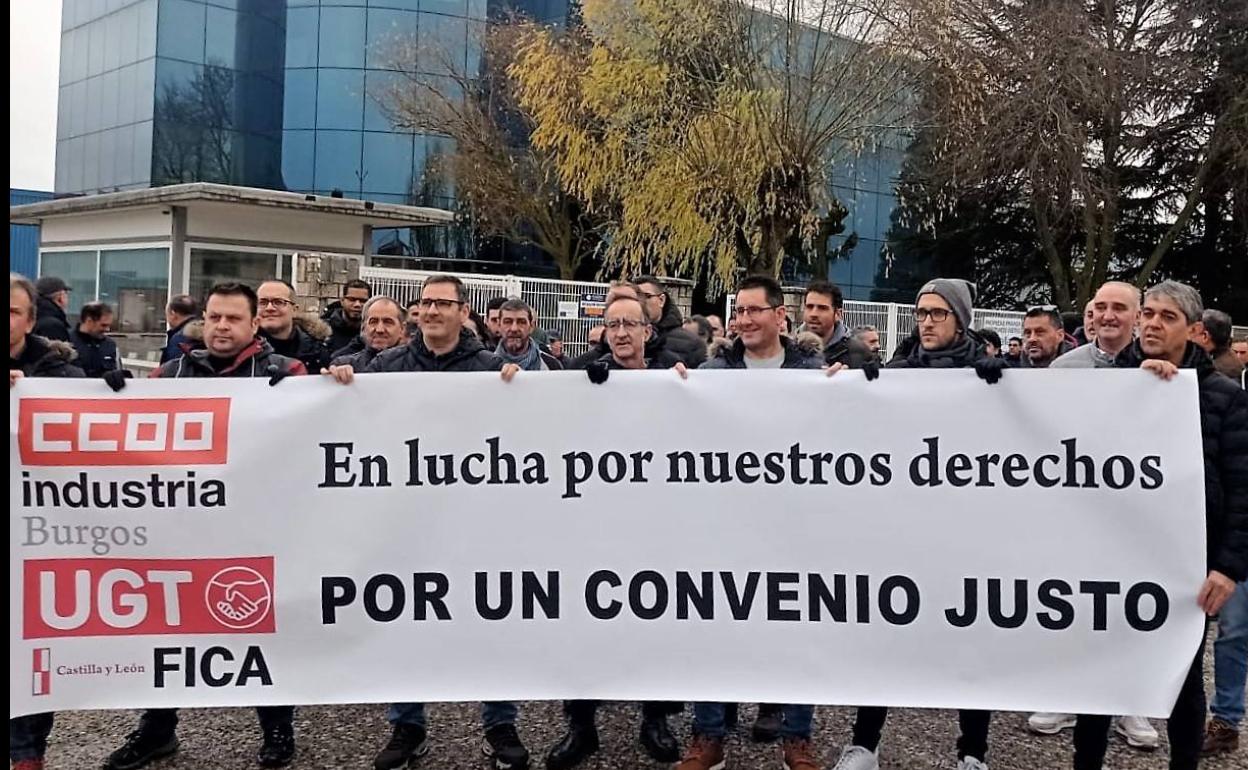 Protesta de los trabajadores de Cerámicas Gala de Burgos frente a la empresa. 