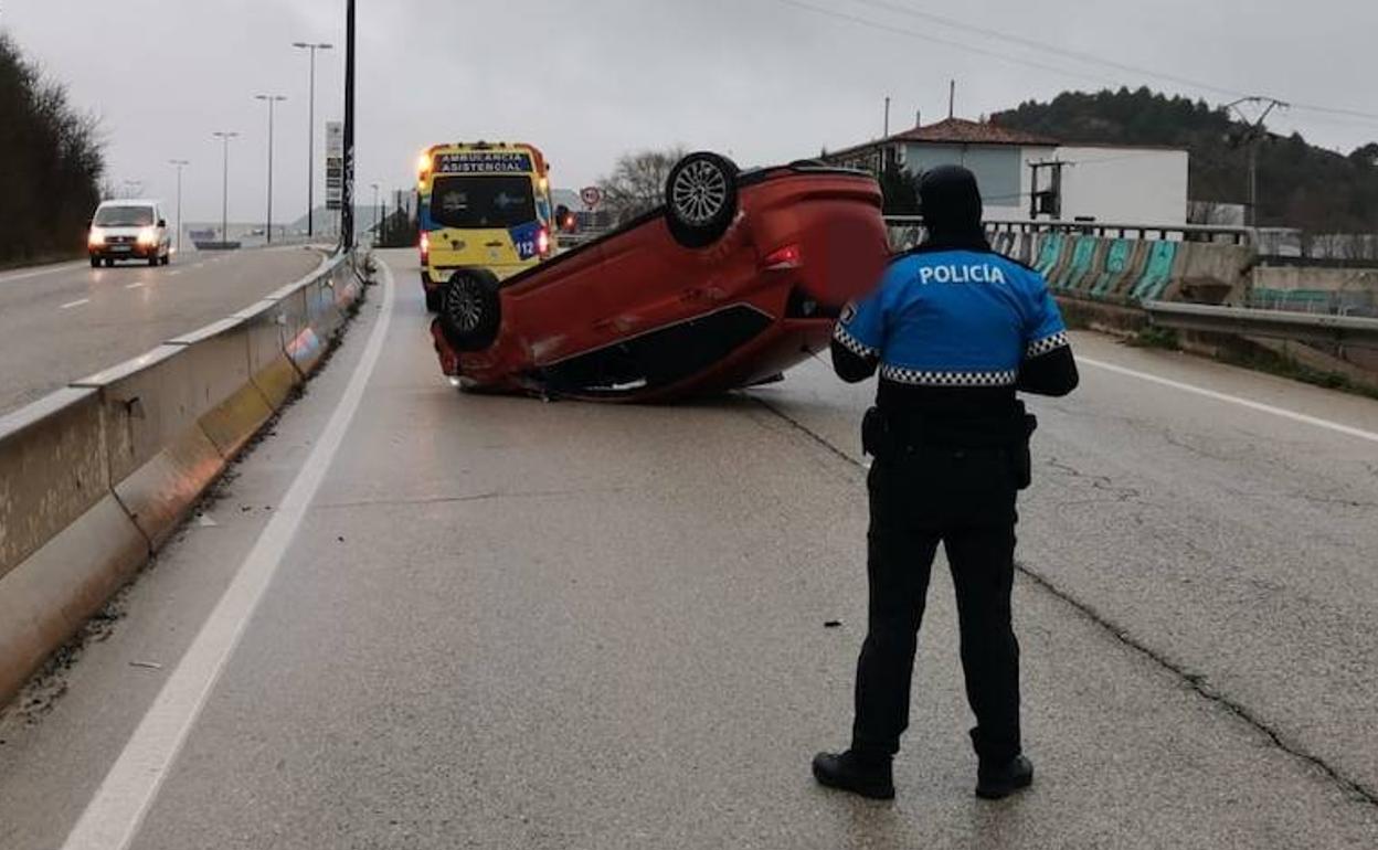 La Policía asegura los alrededores del vehículo volcado en las cercanías del C.C. El Mirador