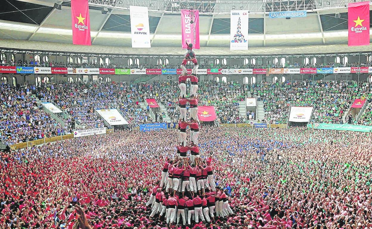 Construcción de diez pisos con cuatro castellers por nivel apoyados por una triple base a cargo de la Colla Vella de los Xiquets de Valls, durante el XXV concurso de castells de Tarragona, en el Tarraco Arena Plaza.