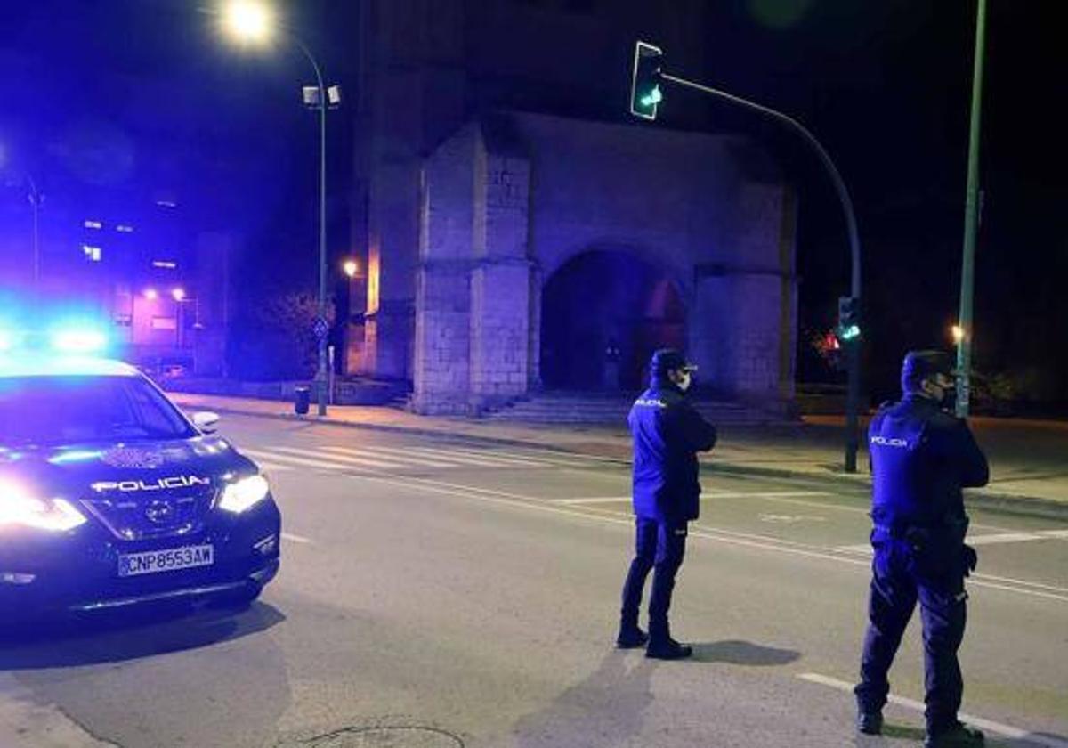 Imagen de archivo de una patrulla de la Policía Nacional en Gamonal.