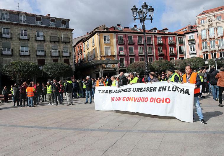 Protesta de los trabajadores ante el Ayuntamiento de Burgos.