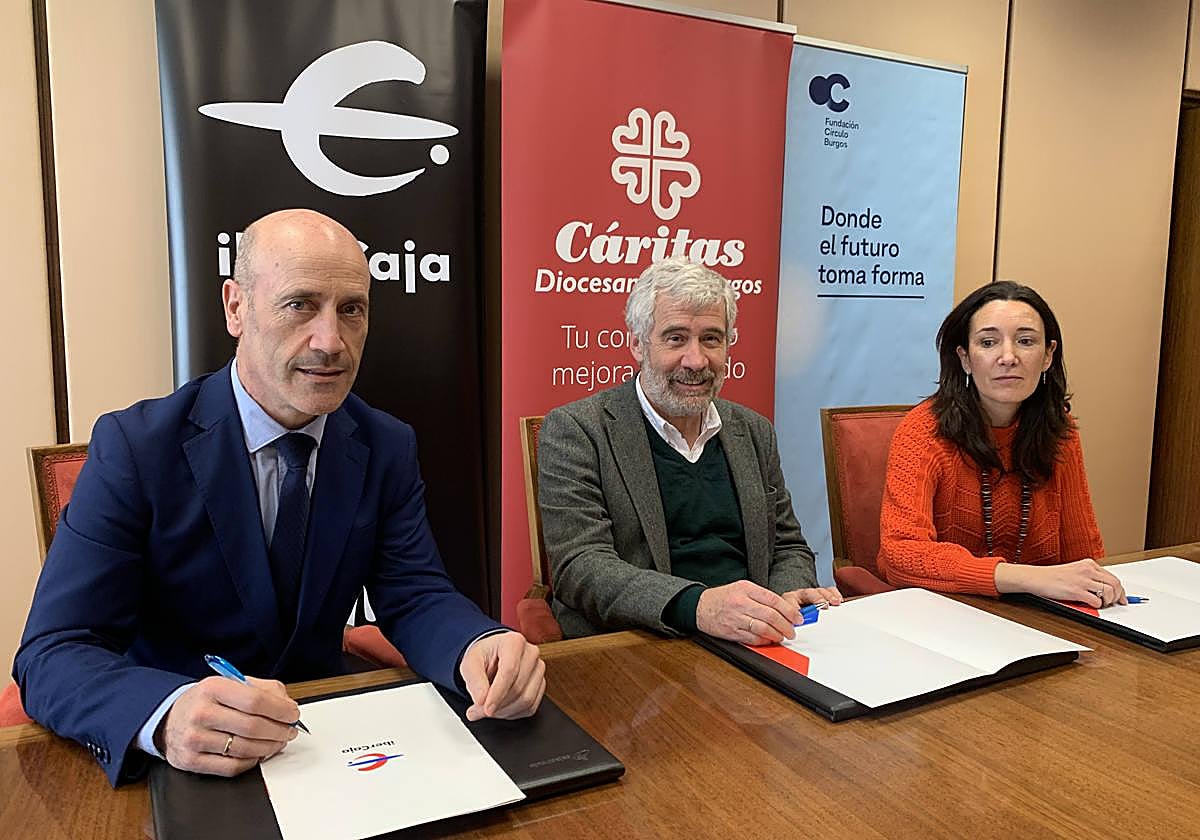 De izda. a dcha. el director provincial de Ibercaja, Javier González; el director de Cáritas Diocesana en Burgos, Jorge Simón y la directora general de la Fundación Círculo, Laura Sebastián.