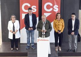 Vicente Marañón, acompañado de sus concejales y con Francisco Igea en una comparecencia en Burgos.