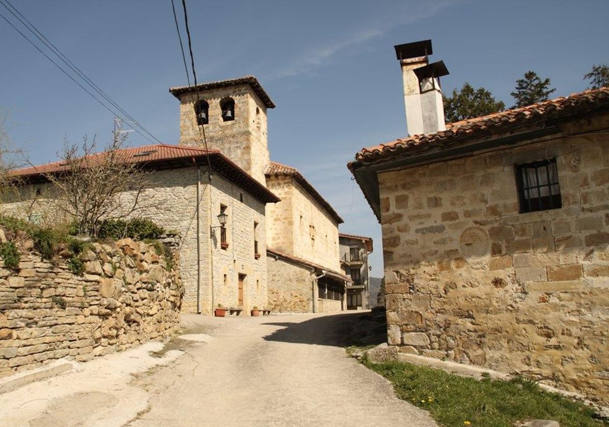 Calle de Vivanco de Mena, donde tres casas de una urbanización llevan más de tres años sin agua potable.