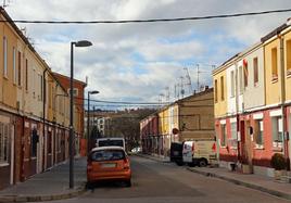 Aceras estrechas, escalones y farolas suelen dificultar la movilidad por las calles de Burgos.