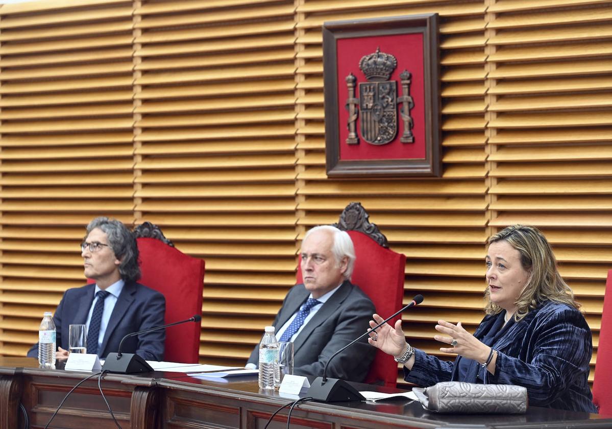 El presidente del TSJCyL, José Luis Concepción; el fiscal superior, Santiago Mena y la jueza decana de Burgos, Blanca Subiñas, presiden la presentación de las Jornadas Anuales de Jueces de Menores de España