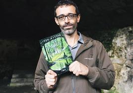 Ibón Martín con su libro 'El ladrón de rostros'.