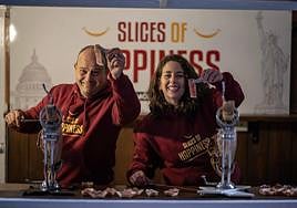El burgalés, Roberto Gutiérrez, y la arandina, Zulima Esteban, recorren estos días los puntos más emblemáticos de la Nueva York cortando jamón en una 'Food Truck'.