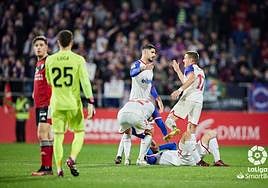 Los jugadores del Eibar celebran la remontada en Anduva ante la decepción de dos jugadores del Mirandés
