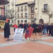 La Policía Local de Miranda celebra su «funeral» frente al Ayuntamiento