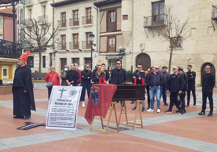 La Policía Local de Miranda de Ebro escenificó su propio funeral