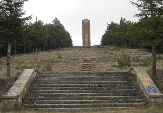 Estado actual del monumento en el monte entre Alcocero y Cueva Cardiel