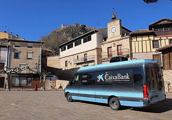 La ofimóvil de Caixabank ya llega a Poza de la Sal.