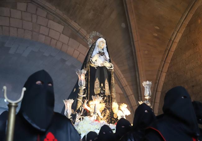 Imagen del paso de Nuestra Señora de la Soledad por el Arco de Santa María en la Semana Santa de 2022