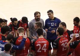 Jugadores del UBU San Pablo reciben instrucciones del técnico Nacho González.