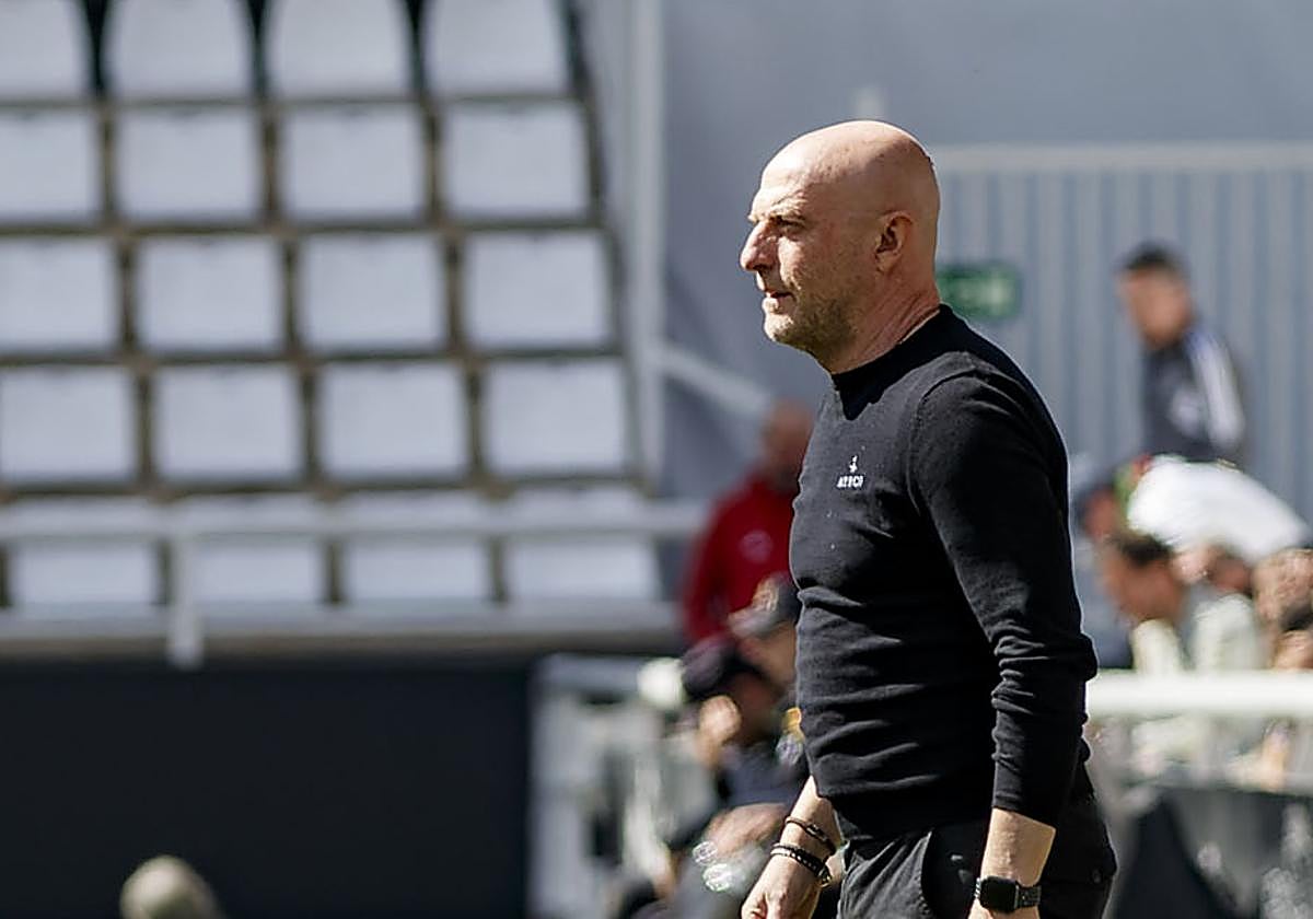 Julián Calero, entrenador del Burgos CF, dirigiendo un partido.