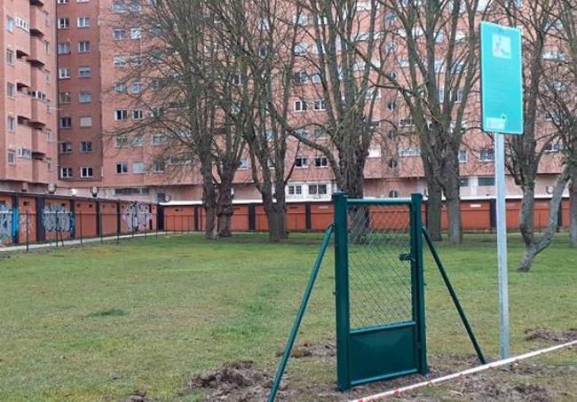 Puerta de acceso a un parque canino en Burgos.