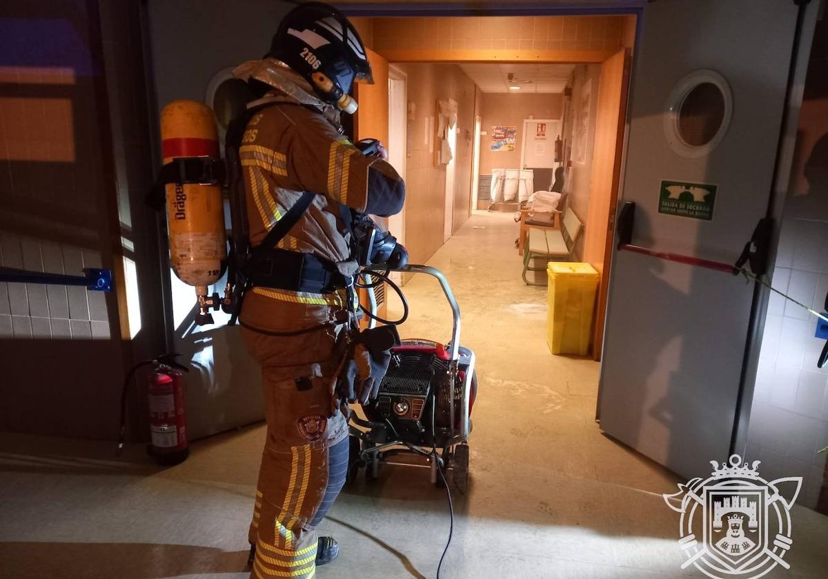 Los bomberos durante la actuación.