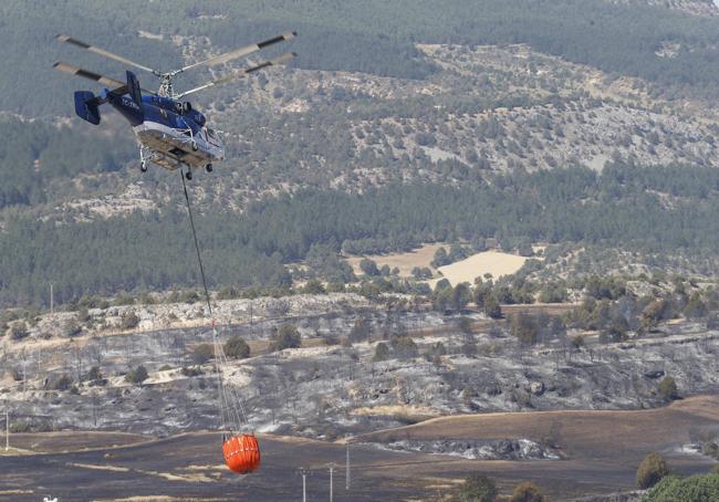 Un helicóptero sobrevuela la zona incendiada en Burgos en julio de 2022.