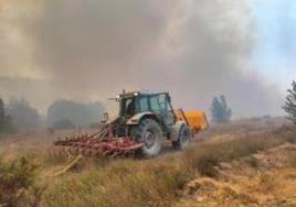 Un tractor colabora en la extinción del fuego de Quintanilla del Coco. Los agentes medioambientales aseguran que en ocasiones tienen que pedir ayuda a la ciudadanía.