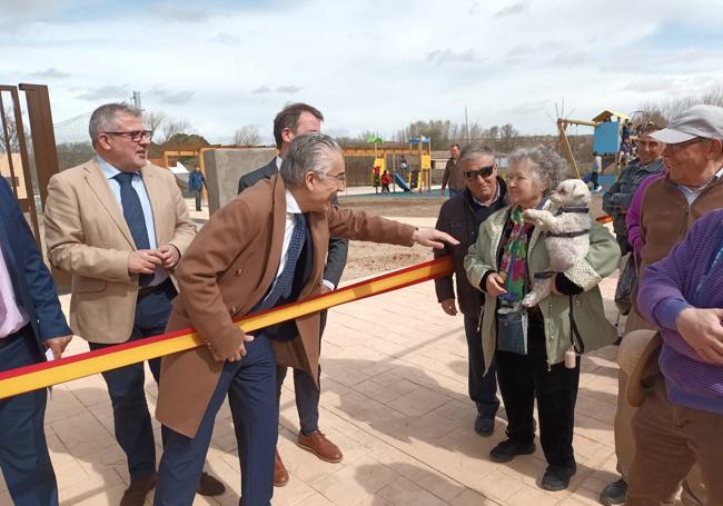 Inauguración del complejo recreativo Maximino San Miguel en Gumiel de Izán.