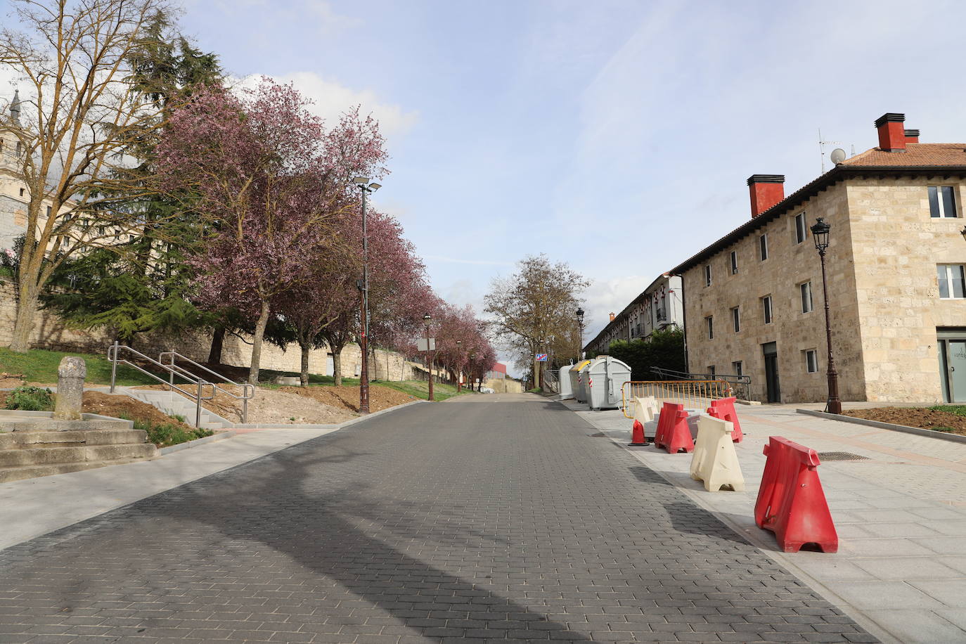 Las obras de peatonalización del entorno del arco de San Martín están a falta de pequeños remates.