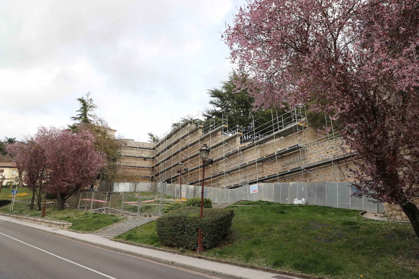 Construcciones Ortega ya está actuando en la limpieza y consolidación de las murallas medievales en el entorno de San Martín.