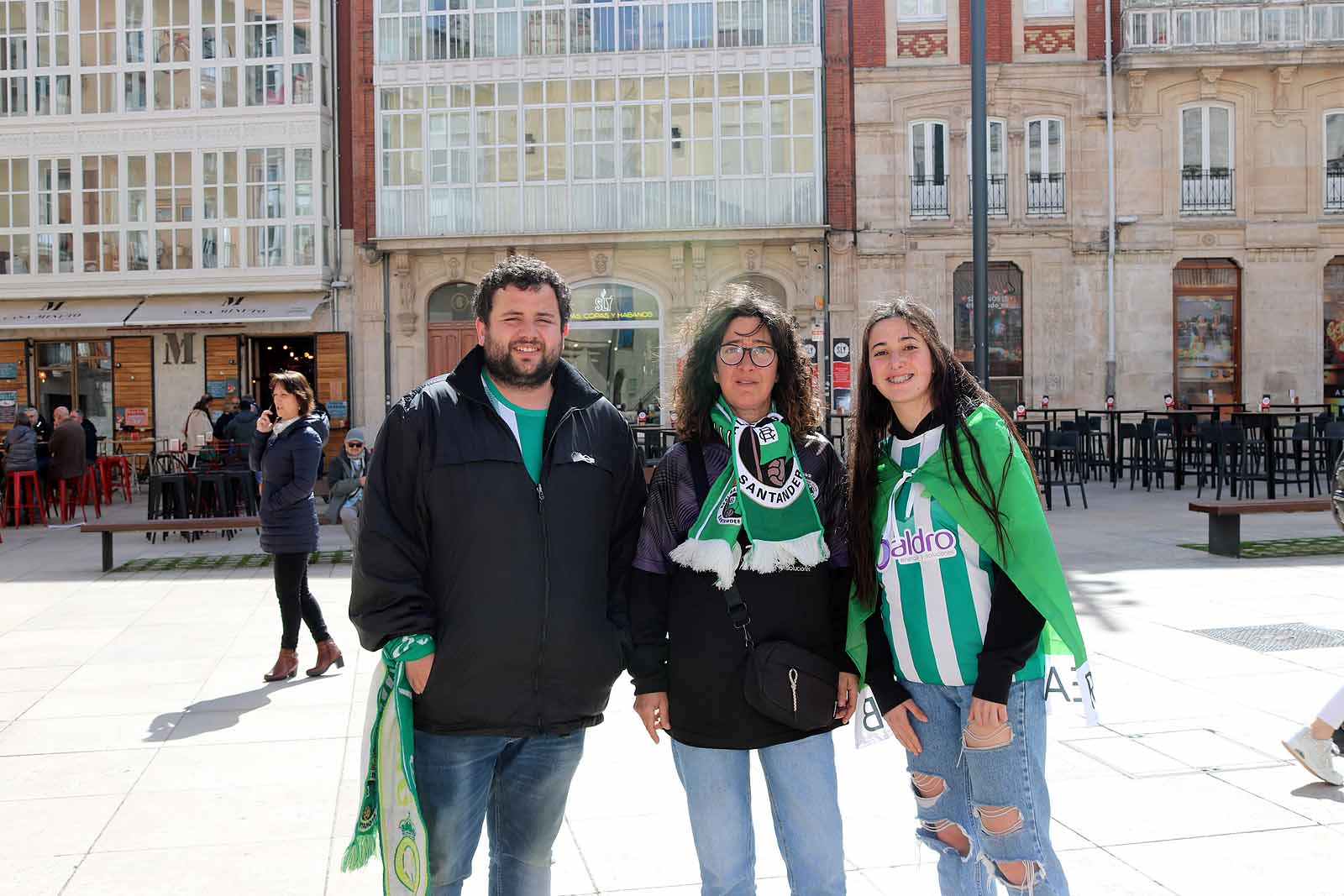 La afición del Racing de Santander disfruta de Burgos