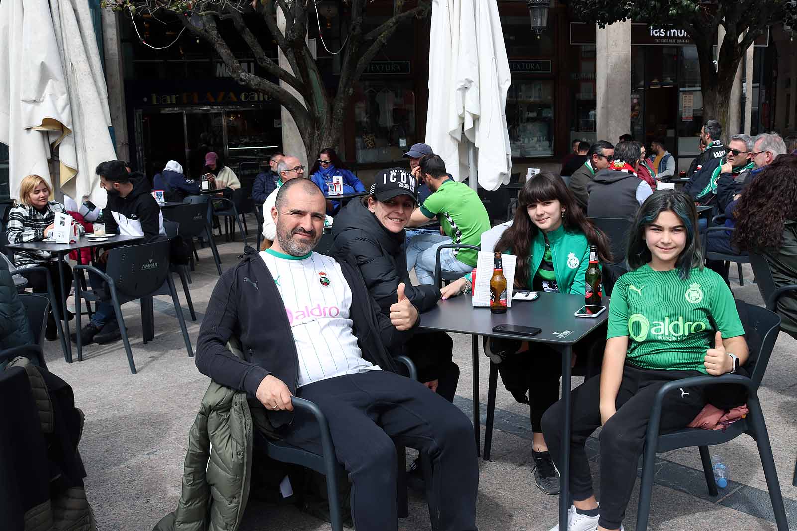 La afición del Racing de Santander disfruta de Burgos