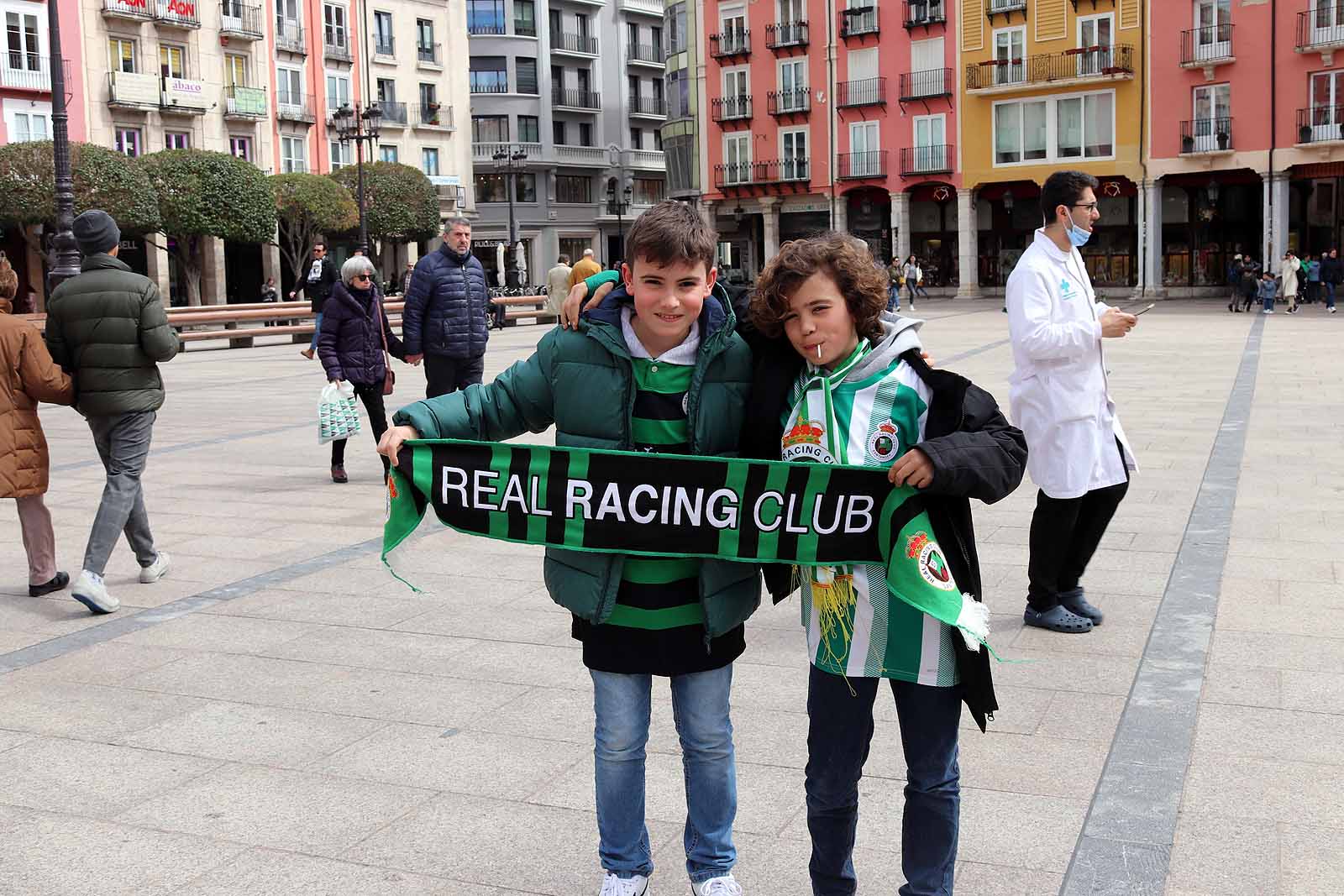 La afición del Racing de Santander disfruta de Burgos