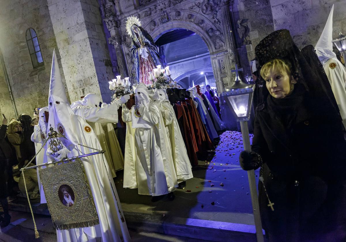 Procesión de la virgen de las Angustias por la noche burgalesa.