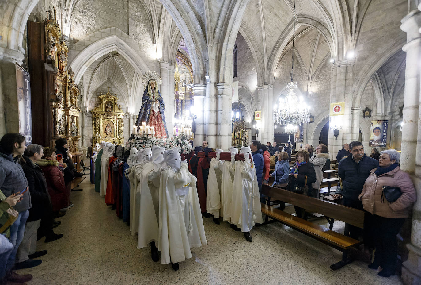 La Virgen de las Angustias recorre la noche burgalesa