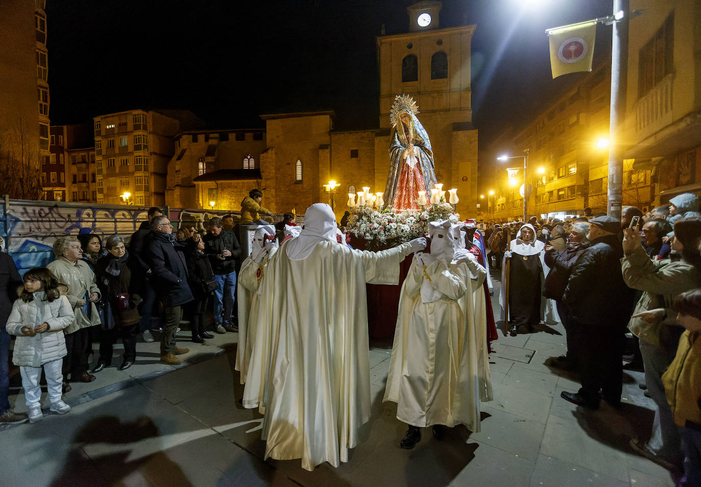 La Virgen de las Angustias recorre la noche burgalesa