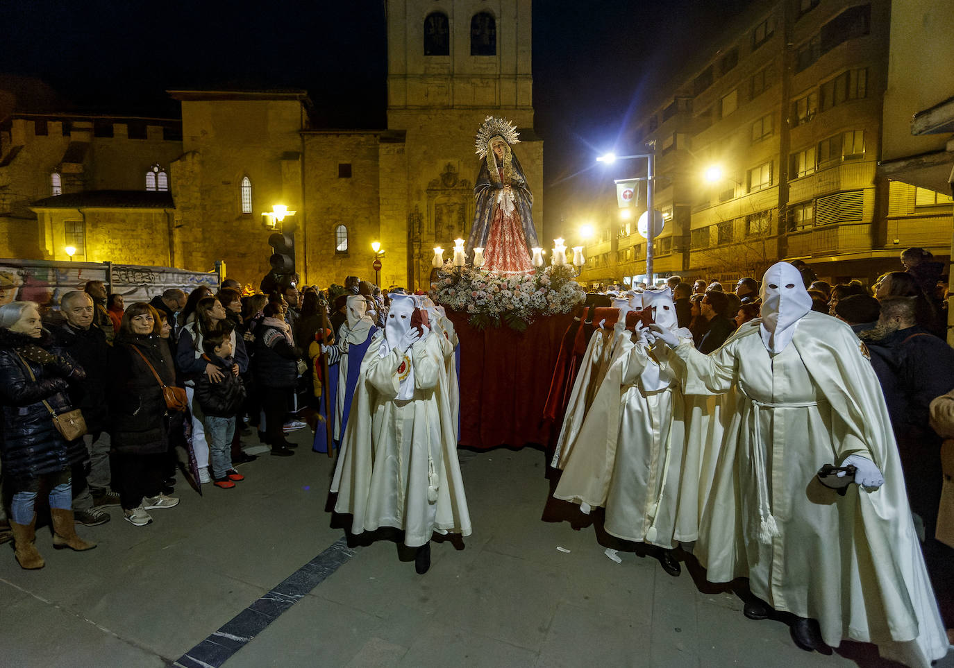 La Virgen de las Angustias recorre la noche burgalesa